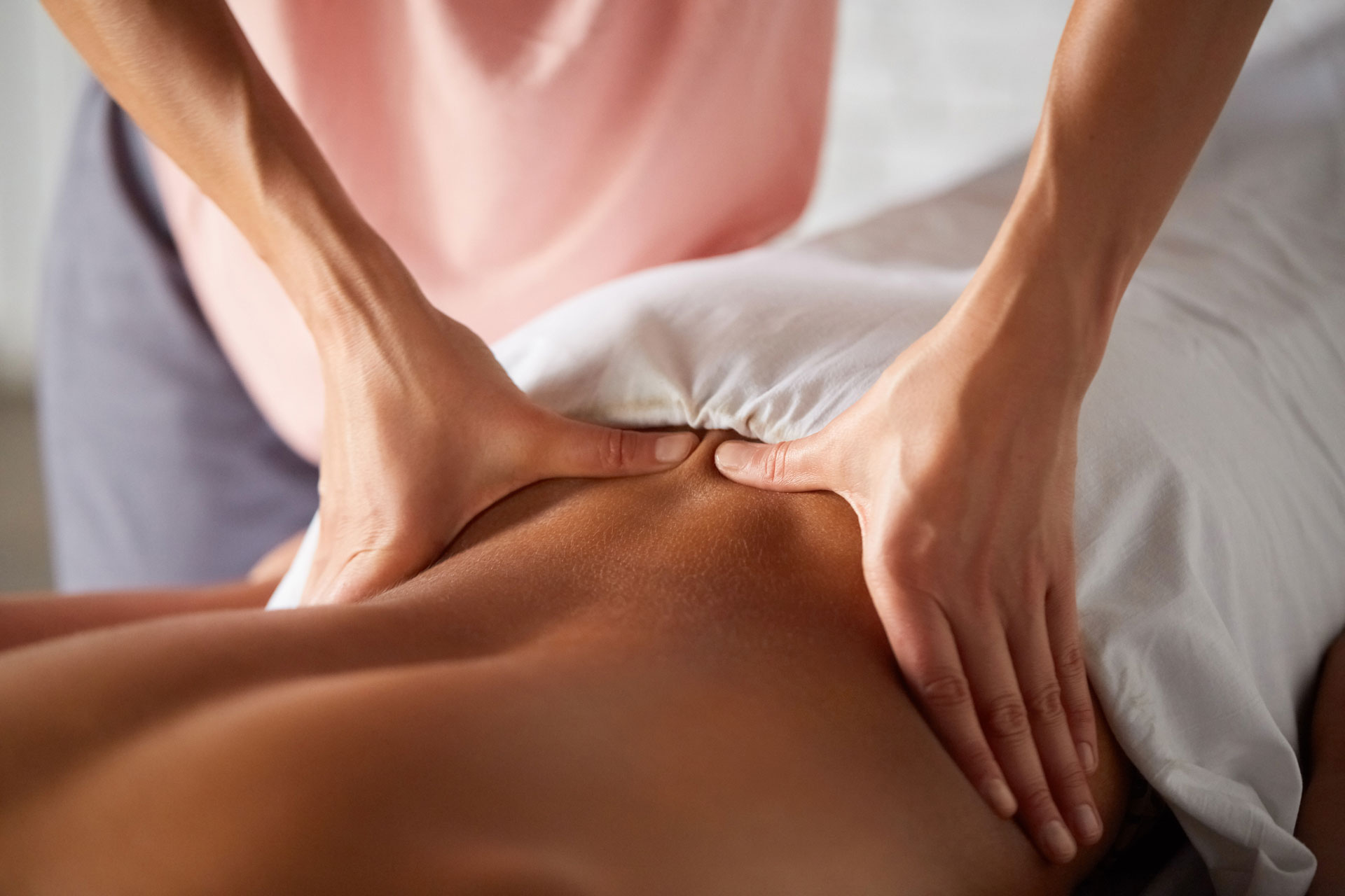 masseuse-doing-massage-for-male-client-K8NDMZ2.jpg